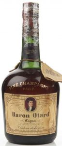 Capsule with three gold coloured solid bands; additional text left and right of the photo. 75cl; imported by Sacco; 1960s