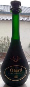 '70cl e' stated on the left side and 40%vol on the right in smaller letters; under Otard is printed: 'Extra Fine Cognac'; on the back: Sopline Tax Free Traders S.A. (1990s); with a little metal wire basket on top