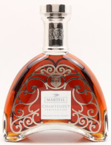 The metal plaquette looks more refined; 70cl is stated on the back.