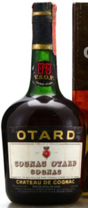Otard in gold letters on a black surface; a castle in red on the neck label; 75cl with an Italian duty seal; corked cap