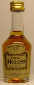 Logo in front of name 'Hennessy'; cognac above Hennessy and very special underneath; with VS on top