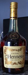 VS, logo before 'Hennessy' with content (e70cl) and alcohol percentage stated. Beneath it also says: 'produced en France'