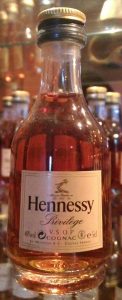 e5cl Hennessy Privilege; first line: privilege; second line: VSOP; third line: cognac; with a cotisation and a recycling mark