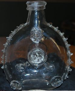 Glass bottle. 8 and 9 fins; orientation of the fleurs de lys medaillons vary.; no engravings on the bottom (approx. 1870-1900)