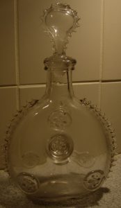 Glass bottle with its stopper; 16 and 17 fins respectively. Orientation of the fleurs de lys to the left. (approx. 1870-1900)