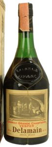 700ml on the lower left and 40% Vol (capital V) on the lower right are printed closer to 'Delamain'; 'Vesper'starts after the 'E' of Delamain; Italian import