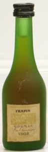 5cl fine champagne; above it only says 'Frapin'; 5cl (right below) and 40% VOL (left below) stated, very vaguely; with a line of text above 'Frapin' (importer data)