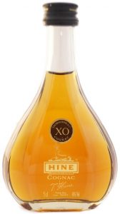 5cl screw cap; XO above the logo; the logo is engraved on the glass