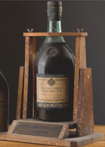 3L Edouard VII, Jeroboam in a cradle; mame in red on label: Denis Mounié & Co.