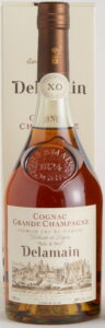 With 'Délicate et legère'. 700ml left, 40% alc./vol. right. Little detail: it says 'du' cognac. 