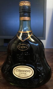 Withe emblem in front of the name Hennessy, no back label; 40°GL e 0.70L stated (end 1970s)