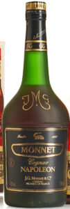 700ml indicated on the lower right; the base of the capsule has two golden bands with the emblem in between; and with a cotisation symbol printed (1980s)