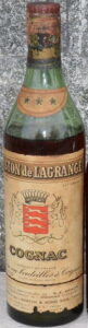 Text on both sides of the label on the top and on the bottom; figures on the emblem are not coloured; added is: Société Anonyme Manor; 75cl, Italian import.