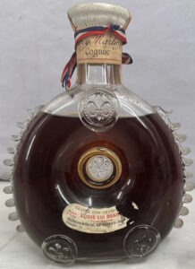 Joseph H. Renfield importer (from 1946), US duty seal with ´111´ (until 1960). Low number on the bottom: 117. Number 117 has also been used for a European bottle, see section 11B3.